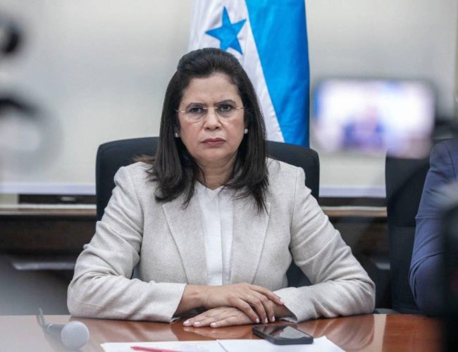 Rixi Moncada’s confrontation with the churches: is it a critical error ahead of the elections?